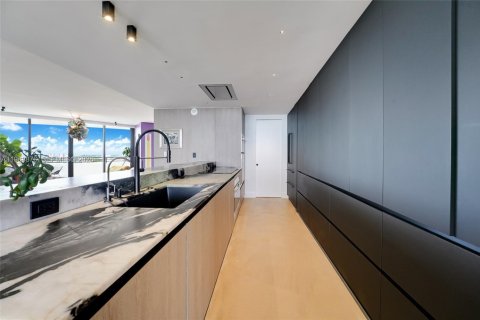 Condominio en venta en Miami, Florida, 5 dormitorios, 549.42 m2 № 2030924 - foto 17