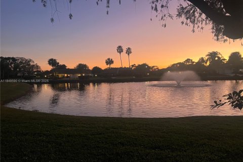 Townhouse in Palm Beach Gardens, Florida 3 bedrooms, 176.98 sq.m. № 1875661 - photo 3