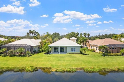 House in Vero Beach, Florida 3 bedrooms, 252.88 sq.m. № 2267630 - photo 4