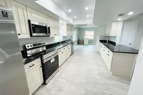 House in Kissimmee, Florida 5 bedrooms, 235.6 sq.m. № 2419840 - photo 12