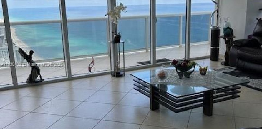 Condo in Hallandale Beach, Florida, 3 bedrooms  № 1825817