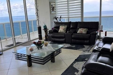 Condo in Hallandale Beach, Florida, 3 bedrooms  № 1825817 - photo 2