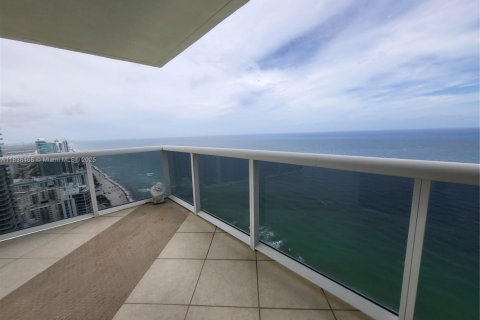 Condo in Hallandale Beach, Florida, 3 bedrooms  № 1825817 - photo 21