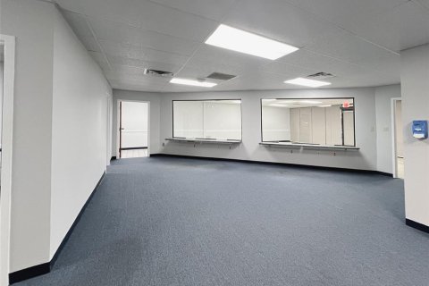 Immobilier commercial à louer à Sanford, Floride: 8361.95 m2 № 1553015 - photo 2