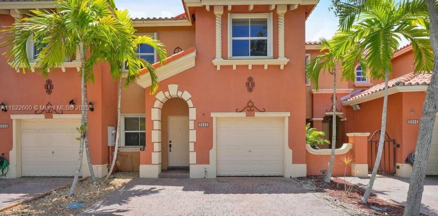 Townhouse in Miami, Florida 3 bedrooms, 158.86 sq.m. № 1787115