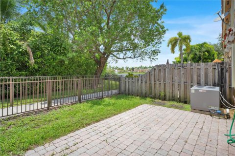 Townhouse in Miami, Florida 3 bedrooms, 158.86 sq.m. № 1787115 - photo 17