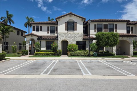 Снять в аренду таунхаус в Хомстед, Флорида 3 спальни, 143.44м2, № 1922532 - фото 1