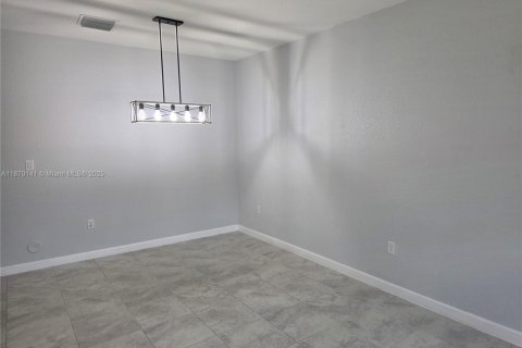 Снять в аренду таунхаус в Хомстед, Флорида 3 спальни, 143.44м2, № 1922532 - фото 4