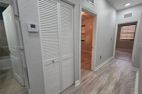 Снять в аренду таунхаус в Хомстед, Флорида 3 спальни, 143.44м2, № 1922532 - фото 15