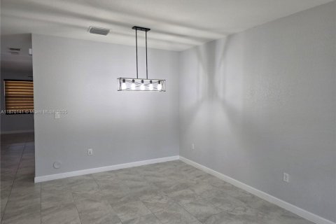 Снять в аренду таунхаус в Хомстед, Флорида 3 спальни, 143.44м2, № 1922532 - фото 5