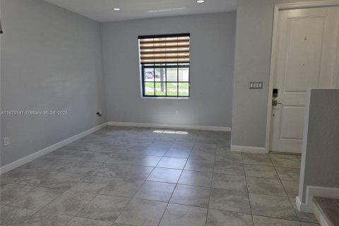 Снять в аренду таунхаус в Хомстед, Флорида 3 спальни, 143.44м2, № 1922532 - фото 2