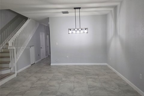 Снять в аренду таунхаус в Хомстед, Флорида 3 спальни, 143.44м2, № 1922532 - фото 3