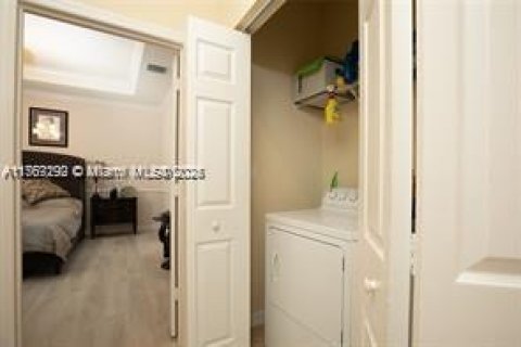 Casa en venta en Miami, Florida, 5 dormitorios, 227.05 m2 № 1739678 - foto 12