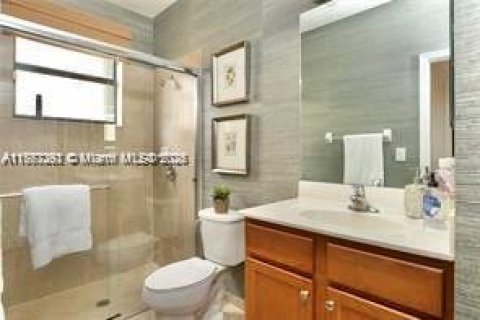 Casa en venta en Miami, Florida, 5 dormitorios, 227.05 m2 № 1739678 - foto 18