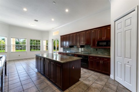 Купить виллу или дом в Пайнкрест, Флорида 5 спален, 446.02м2, № 2049521 - фото 6