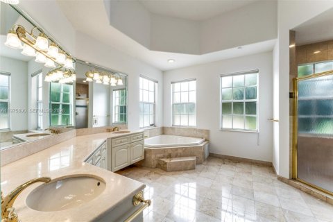 Купить виллу или дом в Пайнкрест, Флорида 5 спален, 446.02м2, № 2049521 - фото 11