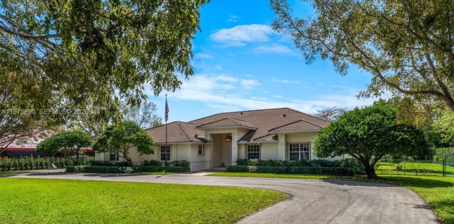 Дом в Пайнкрест, Флорида 5 спален, 446.02м2 № 2049521