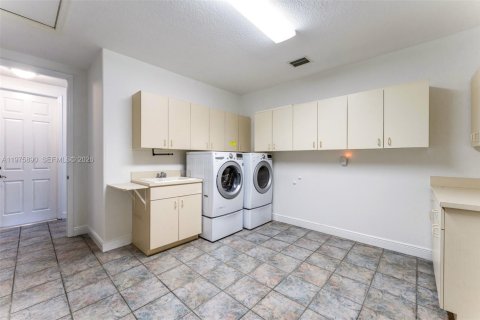 Купить виллу или дом в Пайнкрест, Флорида 5 спален, 446.02м2, № 2049521 - фото 16