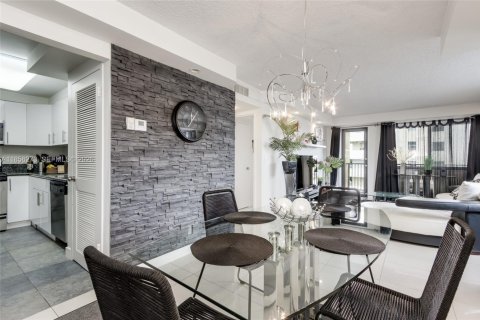 Condominio en alquiler en Hallandale Beach, Florida, 1 dormitorio, 82.4 m2 № 2058056 - foto 10