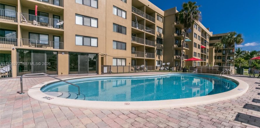 Condominio en Hallandale Beach, Florida, 1 dormitorio  № 2058056