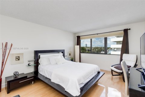 Condominio en alquiler en Hallandale Beach, Florida, 1 dormitorio, 82.4 m2 № 2058056 - foto 15