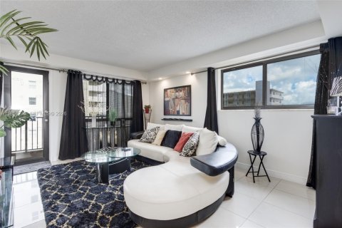 Condominio en alquiler en Hallandale Beach, Florida, 1 dormitorio, 82.4 m2 № 2058056 - foto 11