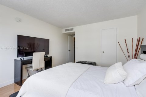 Condominio en alquiler en Hallandale Beach, Florida, 1 dormitorio, 82.4 m2 № 2058056 - foto 16