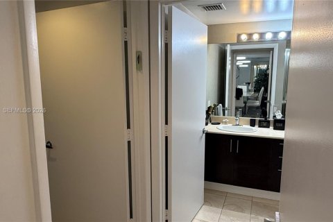 Copropriété à vendre à Sunny Isles Beach, Floride: 1 chambre, 89.19 m2 № 2073200 - photo 24
