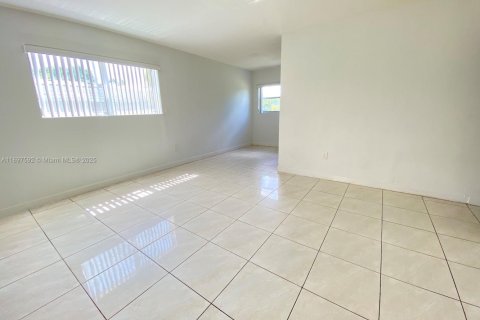 House in Miami, Florida 3 bedrooms, 94.02 sq.m. № 1948858 - photo 4