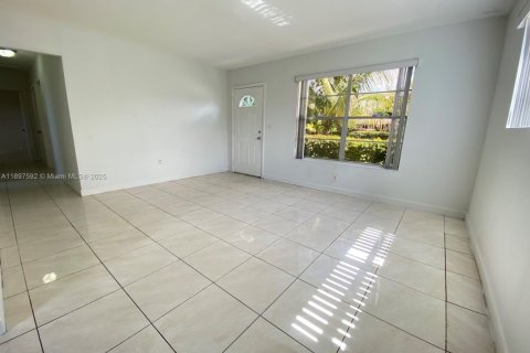 House in Miami, Florida 3 bedrooms, 94.02 sq.m. № 1948858 - photo 7