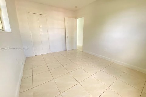 House in Miami, Florida 3 bedrooms, 94.02 sq.m. № 1948858 - photo 11