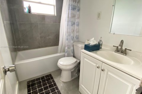 House in Miami, Florida 3 bedrooms, 94.02 sq.m. № 1948858 - photo 10