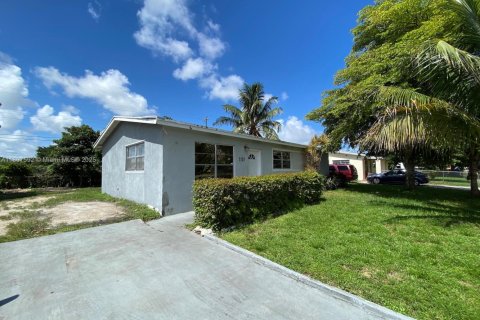 House in Miami, Florida 3 bedrooms, 94.02 sq.m. № 1948858 - photo 3