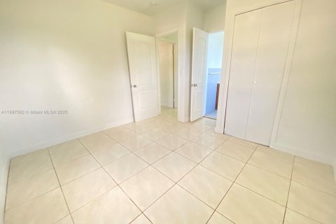 House in Miami, Florida 3 bedrooms, 94.02 sq.m. № 1948858 - photo 14