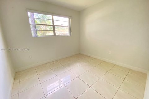 House in Miami, Florida 3 bedrooms, 94.02 sq.m. № 1948858 - photo 9