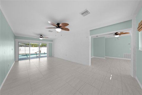 House in West Melbourne, Florida 2 bedrooms, 113.81 sq.m. № 2229947 - photo 6