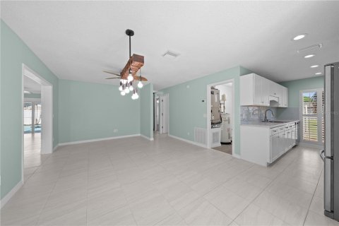 House in West Melbourne, Florida 2 bedrooms, 113.81 sq.m. № 2229947 - photo 14