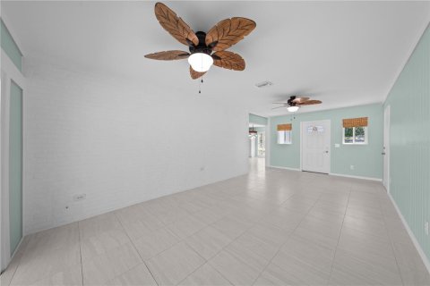 House in West Melbourne, Florida 2 bedrooms, 113.81 sq.m. № 2229947 - photo 8