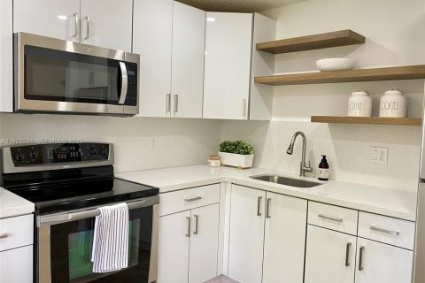 Copropriété à louer à Coconut Creek, Floride: 1 chambre, 66.7 m2 № 1976897 - photo 3