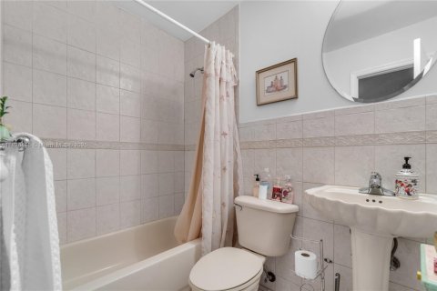 House in Miami, Florida 2 bedrooms, 108.97 sq.m. № 1800690 - photo 13