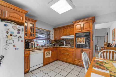 House in Miami, Florida 2 bedrooms, 108.97 sq.m. № 1800690 - photo 11