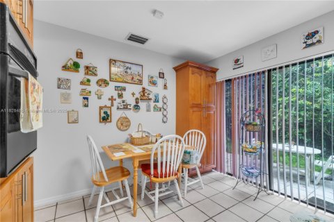 House in Miami, Florida 2 bedrooms, 108.97 sq.m. № 1800690 - photo 12