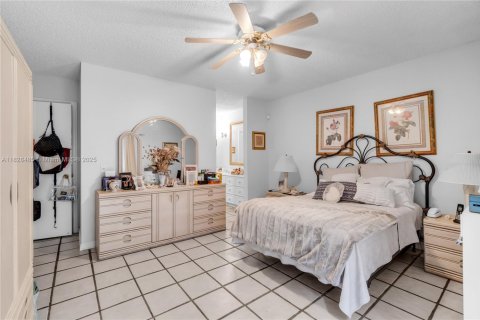 House in Miami, Florida 2 bedrooms, 108.97 sq.m. № 1800690 - photo 19