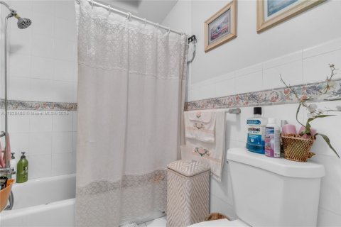 House in Miami, Florida 2 bedrooms, 108.97 sq.m. № 1800690 - photo 15