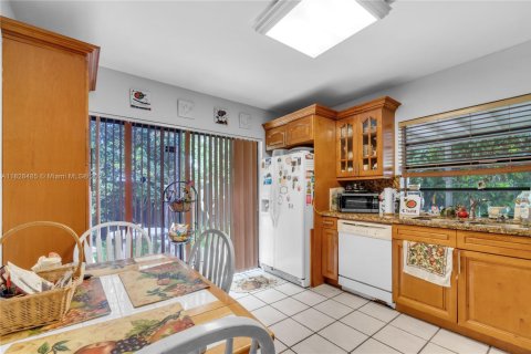 House in Miami, Florida 2 bedrooms, 108.97 sq.m. № 1800690 - photo 10