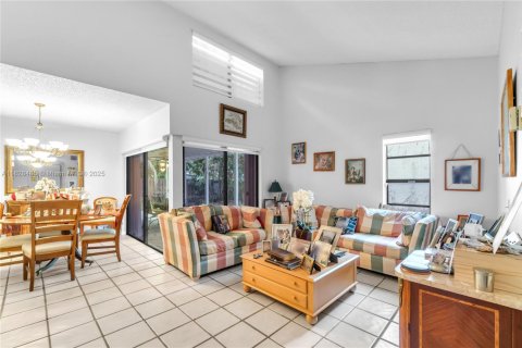 House in Miami, Florida 2 bedrooms, 108.97 sq.m. № 1800690 - photo 6