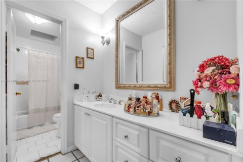 House in Miami, Florida 2 bedrooms, 108.97 sq.m. № 1800690 - photo 14