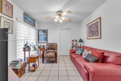House in Miami, Florida 2 bedrooms, 108.97 sq.m. № 1800690 - photo 17