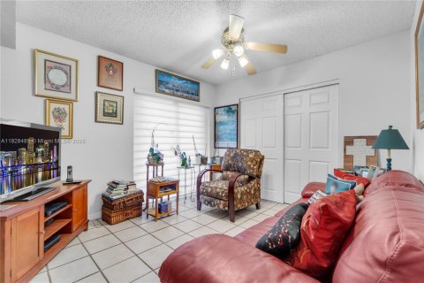 House in Miami, Florida 2 bedrooms, 108.97 sq.m. № 1800690 - photo 16