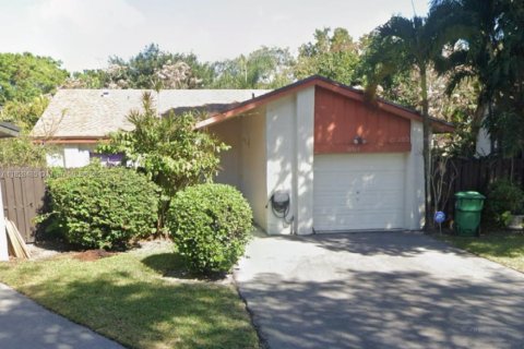 House in Miami, Florida 2 bedrooms, 108.97 sq.m. № 1800690 - photo 1